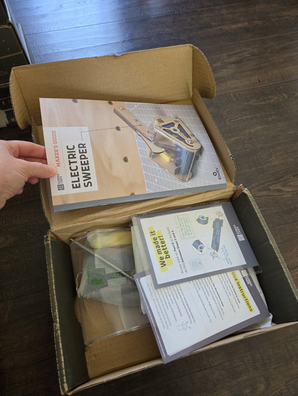 NewEureka Crate KiwiCo Electric Sweeper STEM Activity Kit - Picture 3 of 3